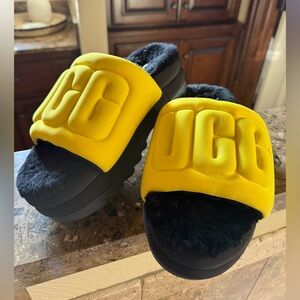 UGG Women's Maxi Graphic Slide sandals in the Canary/Black